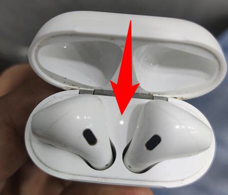 white flashing light airpods.